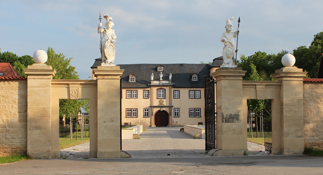 Schloss Ehtrenhof Eingang Nord